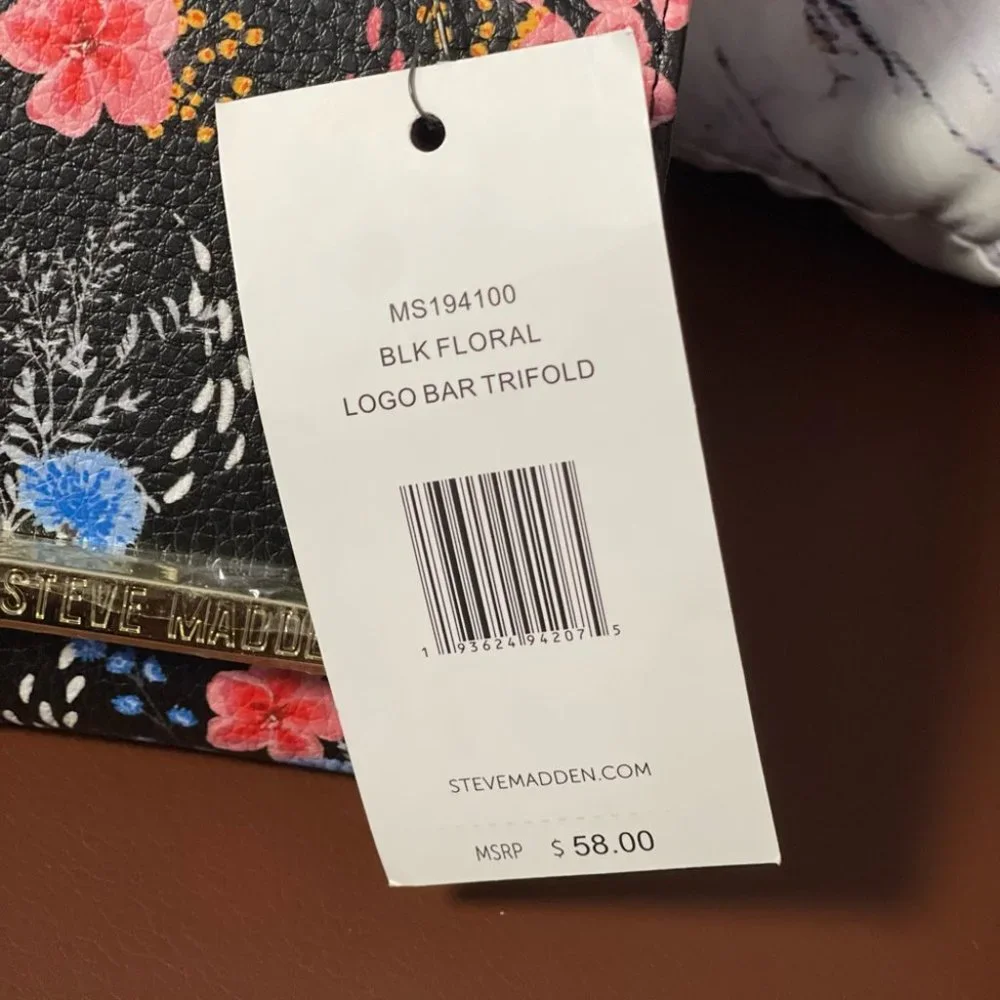 STEVE MADDEN LOGO BAR TRIFOLD WALLET IN GIFT BOX - Picture 15 of 16